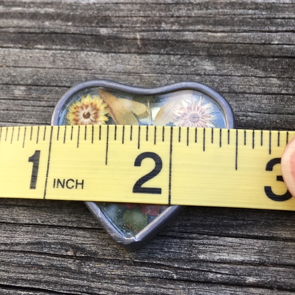 Pewter framed pressed flower pin - Picture 4 of 7